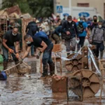 Vecinos y voluntarios se enfrentan a riesgos de infecciones tras la DANA. Sanidad emite recomendaciones de seguridad e higiene para evitar enfermedades.