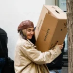 Lola Índigo colabora en un punto de recogida para afectados por la DANA en Valencia, llamando a la solidaridad: "Uno tiene que tener empatía".