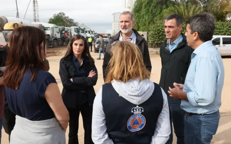 (Vídeo) Protestas y tensión en la visita de Sánchez, Mazón y los Reyes a Paiporta en medio de la tragedia por la DANA