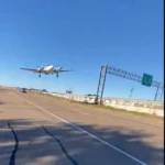 Vídeo | Un avión aterriza de emergencia en una carretera de Texas y deja cinco heridos