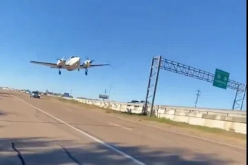 Vídeo | Un avión aterriza de emergencia en una carretera de Texas y deja cinco heridos