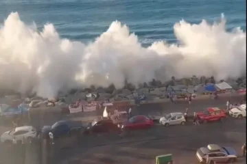 Vídeo | Impactantes imágenes de oleaje en Chile