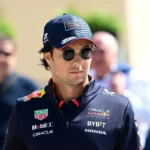 Checo Pérez deja entrever su salida de Red Bull tras una temporada difícil. El equipo ya planea su futuro con Verstappen como líder.