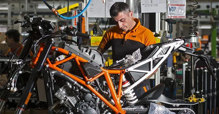 KTM enfrenta una crisis financiera con pérdidas de 181 millones y 259 millones en deuda. Descubre cómo llegó a esta situación y su impacto en Europa.
