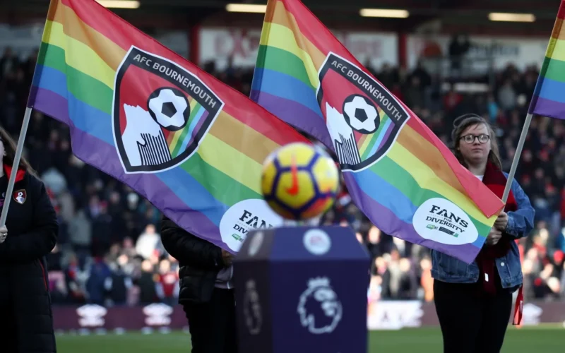 Los jugadores del Manchester United rechazaron una chaqueta LGTB, abriendo un debate entre inclusión y creencias religiosas en el fútbol.