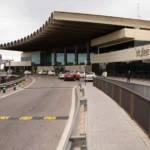 Dos taxistas paquistaníes amenazaron a un compañero español con una navaja en el Aeropuerto de Manises tras una discusión por el turno de espera.