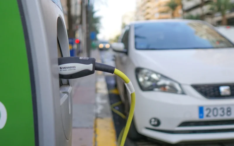 El 36 % de los puntos de recarga para coches eléctricos en Baleares no funciona. La región avanza, pero sigue lejos de la media europea.