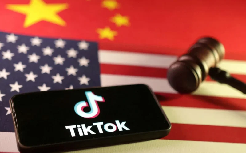 TikTok está operativo de nuevo en EE. UU. tras la promesa de Trump de retrasar su prohibición. Descubre cómo se logró este movimiento estratégico.