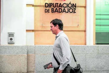 Renuncia del hermano de Pedro Sánchez  al puesto en la Diputación de Badajoz de manera «unilateral»