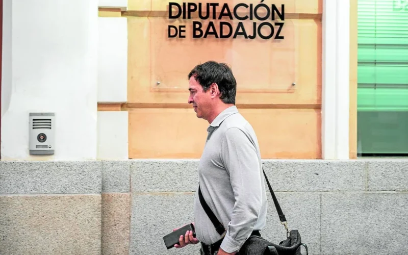 El hermano de Pedro Sánchez renuncia a su puesto en la Diputación de Badajoz en medio de una investigación judicial por presunta malversación y tráfico de influencias.